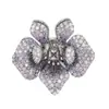 Flor Colorida Cravejada de Zircônia Diamantada Elegante Flor de Begônia Fivela Magnética Brilhante Exquisito Terno Exquisito Fivela Magnética Broche