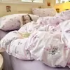 Novo conjunto de cama de quatro peças em gaze dupla jacquard com textura de nuvem, adequado para dormitórios de estudantes, incluindo lençóis, capa de edredom e fronhas.