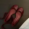 Versión de piel de oveja de bailarinas rojas para mujer con cortes laterales, lazo, boca poco profunda y aumento interno de altura, nuevo modelo 2026 zapatos de un solo color de boca poco profunda
