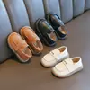 Zapatos de cuero estilo británico para niños 2026 otoño versión coreana moda estudiantil mocasines sin cordones lindos mocasines para bebé