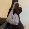 Diseño de alta gama elegante simple bolso de un solo hombro para debajo del brazo bolso de mano de borlas de moda bolsa pequeña de temperamento retro de plumas de nicho