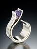 Anillo moderno de amatista bicolor con incrustaciones de diamantes para mujer, disponible en Amazon y AliExpress.