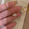 Colar de Clavícula de Alto Padrão Estilo Francês com Design de Coração Amoroso Vazado Cravejado de Diamantes para Mulheres, Nicho, Simples, Exquisito, Luxo Leve, Elegante