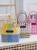 Bolsa Tejida de Celebridad de Internet Ins Color de Contraste Cuadros Bolsa Tejida a Mano División de Color Plástico Tejido Bolso de Mano Tejido para Vacaciones en la Playa