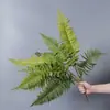 Plantas verdes artificiales en stock, manojos de helecho, hojas de helecho, hierba de helecho para decoración de paredes interiores y diseño de paisajes, césped artificial al por mayor
