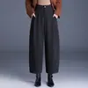 Calças de perna larga com corte curvo, elegantes e minimalistas, para mulheres, nova coleção outono/inverno 2026, cintura alta, afina a silhueta, comprimento cropped, com caimento fluido e modelagem relaxada e casual.
