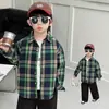 Camisa de cuadros verdes de otoño para niños, nuevo estilo primavera/otoño 2026, moderna y genial, top elegante para niños pequeños