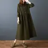 Foto real de la nueva colección de otoño 2026: Vestido largo de moda para mujer de talla grande con diseño de hojas pequeñas y botón de jade, efecto adelgazante y un cuello elegante.