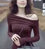 Camiseta Asimétrica de Hombro Caído y Manga Larga para Mujer, Nuevo Estilo Invierno 2025, Ajuste Relajado de Alta Gama, Top Camisa Base Morada Maduro y Adelgazante
