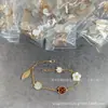 Pulsera de alta gama V Gold de trébol de cuatro hojas y cinco flores para mujer, chapada en oro rosa amarillo de 18 quilates, con diamantes cortados a láser rojos, azules y morados, que exuda un sentido de lujo