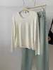Coleção Outono/Inverno: camiseta de manga longa de algodão com textura de mousse, modelagem afina o corpo, elástica, gola mandarim, estilo coreano, peça base versátil para jovens mulheres