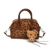 Bolso pequeño de gamuza de alta gama con estampado de leopardo para mujer, nuevo bolso cruzado Otoño/Invierno 2026, bolso tipo almohada de mano súper popular