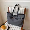 2026 Verão Nova Bolsa Tote Retrô de Grande Capacidade Tendência Bolsa de Ombro de Nicho Bolsa de Mão Feminina Estilosa e Fashion