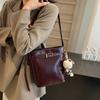 Bolso nuevo mujer 2024 popular bolso cubo retro Joker este año popular otoño e invierno casual hombro mensajero