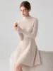 Elegante y estiloso vestido de punto 100% cachemir puro para mujer, de cuello semi-alto, longitud media, corte ajustado, que ciñe la cintura, adelgazante.