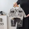 Conjunto de Tres Piezas para Niños Primavera y Otoño Manga Larga Estilo Nuevo 2026 Chaqueta con Estrellas Pintadas en Spray Bolsillos Dobles Bloques de Color