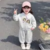 Conjunto de moletom para meninas, coleção primavera 2026, estilo novo, roupa esportiva casual para bebês meninas, conjunto de duas peças soltinho para crianças