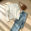 Top de punto acanalado para mujer de principios de otoño con cuello redondo, confeccionado en un tejido suave y elástico que crea un efecto adelgazante.