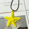 Collar de estrella de mar amarilla estilo vacación en la playa para mujer, collar de cadena para clavícula con cordón negro estilo niche ins, accesorio versátil para estudiantes