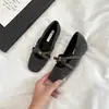 Zapatos Planos de Metal con Tira Cruzada de Flor que Aumentan la Altura 5cm Boca Baja para Mujer 2025 Nuevo Estilo Europeo y Americano Puntera Cuadrada Zapatos de Piel