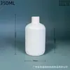 El fabricante suministra varias capacidades de botellas de plástico blancas, redondas y de hombros caídos, cortas y robustas, para dispensar líquidos.