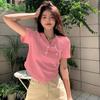 Foto Real de Camiseta de Manga Corta con Hombro Derecho Descubierto para Mujer 2025 Nuevo Verano Diseño de Cintura que Cubre la Carne con Cuello en V para Mujer