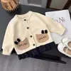 Cardigã de malha para meninas, novo estilo primavera/outono, casaco moderno de manga comprida para bebês, suéter infantil popular