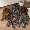 Bufanda Estilo Chica Picante Estampado de Leopardo para Mujer Otoño Invierno Tacto de Alta Gama Bufanda Larga de Seda Estilo Deseo Puro Bufanda para Cuello Chal Venta al por Mayor