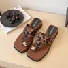 Pantuflas de Metal Estilo Francés para Mujer, Verano 2026, Adecuadas para Combinar con Vestidos, Vacaciones, Playa, Sandalias de Punta Cuadrada, Pantuflas con Estampado de Leopardo