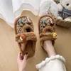 Chinelos de algodão para outono e inverno para mulheres, novo estilo para casa, bico fechado, 2026, quentes, para interior, pelúcia, sola plana