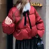 Nueva chaqueta de moda de invierno con cuello de pelo, elegante, rejuvenecedora, adelgazante, cálida, abrigo de algodón moderno en rojo navideño, chaqueta corta estilo coreano para mujer