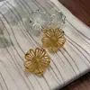 Pendientes de Botón Elegantes Estilo Francés Flor Hueca Chapados en Oro Real para Mujer, Pendientes de Flor de Cinco Hojas Exquisitos de Moda Tendencia Personalidad