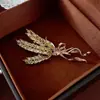 Broche de Letra Diamante Chapado en Oro Real Lujo Ligero Francés Alto Sentido Corsage Pecho a Presión Moda Antigua Media Joyería al por Mayor Mujeres