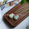 Pingente de Jade Verde Tianshan de Xinjiang com Padrões de Flores Flutuantes, Apresentando Buda, Guanyin e Ruyi, um Pingente de Jade que Dizem Responder a Todos os Pedidos, com Pixiu e Cabaça