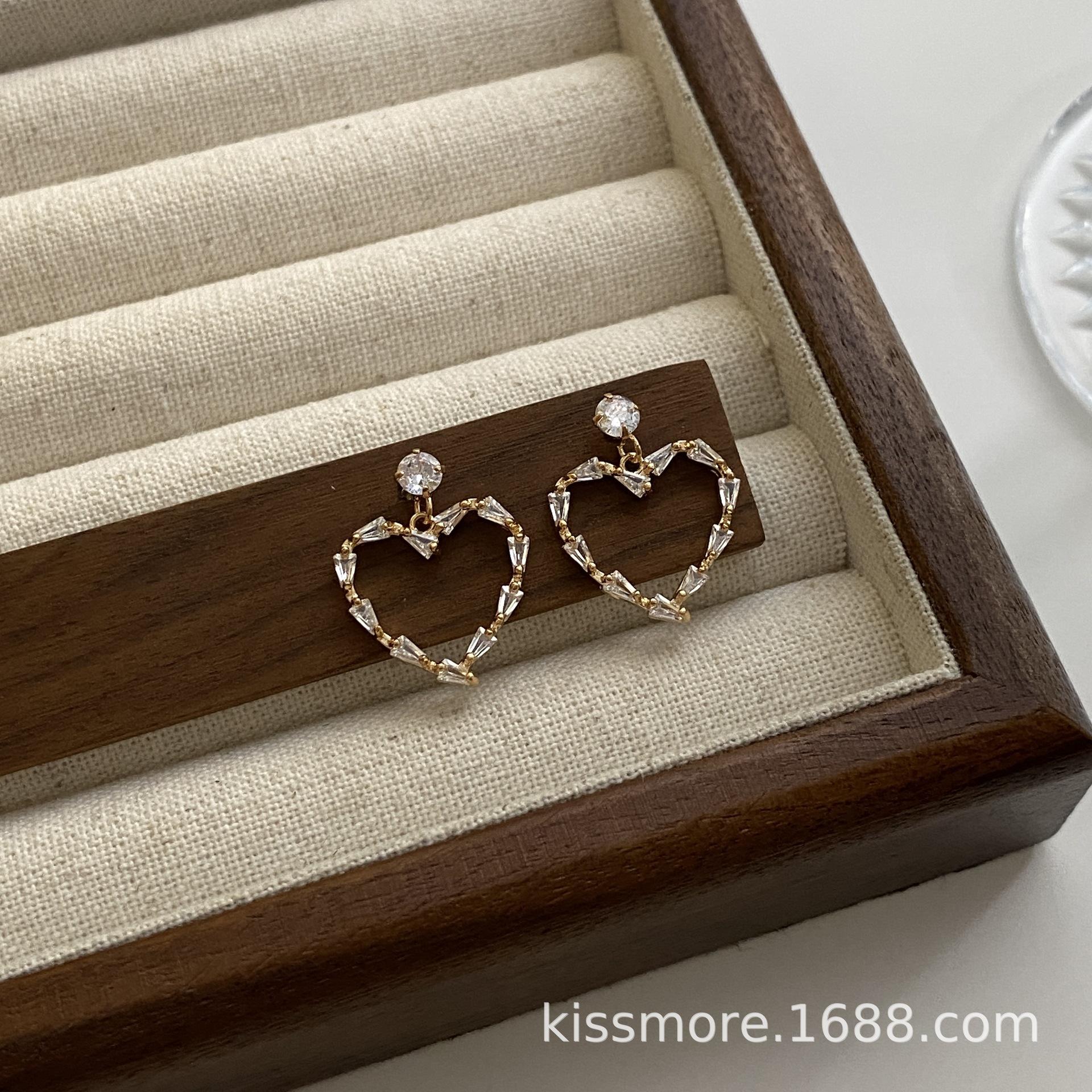 爱心镂空锆石耳环2.jpg