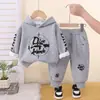 Conjunto de Roupa Outono/Inverno para Meninos 2026 Nova Blusa de Moletom com Capuz Estampada Forrada com Lã Manga Longa Conjunto de Duas Peças Roupas Casuais