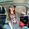 Camiseta de Algodón Puro Gris Holgada Estilo Novio para Mujer con un Elegante Diseño de Dibujos Animados, Longitud Media, Favorecedora Versátil de Moda