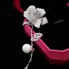 Broche de perlas de alta costura, cobre incrustado con circonita cúbica, diseño de camelia, accesorio unisex para chaqueta de traje, broche de flor de rosa para mujer