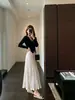 Elegante y romántico, este impresionante y moderno faldón de cintura alta presenta un efecto adelgazante y un acabado texturizado de gamuza.. Es una nueva colección de otoño 2026 para mujer.