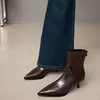 Botines de tacón alto con punta para mujer, tacón fino, cremallera trasera, nuevo estilo 2026, otoño e invierno, charol negro, sensación de alta gama, botas adelgazantes