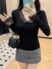 Camiseta interior térmica de encaje patchwork con cuello en V única para mujer, top elegante y cálido de manga larga ajustado para otoño e invierno