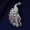 Nova Broche Pavão com Fluxo de Luz Degradê para Mulheres, Broche de Pavão de Cristal Exquisito, Alfinete de Luxo Leve de Alta Qualidade, Acessório para Terno