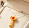 Colgante Ruyi Dorado Estilo Chino Tradicional Incrustado con Ágata Roja, Calcedonia Verde y Monedas de Cobre, Collar Ruyi Auspicioso, Colgante Vintage para Mujer