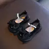 Sapatos de Couro para Meninas 2026 Primavera e Outono Novo Estilo Coreano Sapatos de Princesa com Laço e Pérolas para Crianças Pequenas com Solas Macias