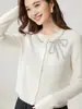 Otoño e Invierno Nuevo Estilo Ligeramente Maduro Estilo Elegante Cardigan de Punto con Lazo y Perlas para Mujer Delgado Moderno Favorecedor a la Figura Sentido del Diseño Suéter