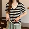 Camiseta de Manga Curta Listrada com Cordão Falsa Duas Peças para Mulheres Verão 2024 Nova Slimming Look Cobertura da Barriga Decote V Top de Malha de Seda de Gelo Tendência