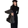 Vestido de punto estilo coreano con cuello alto medio para mujer, nueva colección otoño/invierno 2026, patchwork de color liso, moderno y favorecedor.