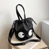 2025 Nuevo Estilo Bolso Cruzado de Hombro Casual Personalizado Bolsa Cubo Casual de Tela de Nylon con Caricatura Divertida de Ojos Grandes para Mujeres