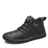 Botas Martin Masculinas de Cano Médio Transfronteiriças Outono e Inverno Novo Estilo Costura Manual Botas de Couro PU Solado Plano Antiderrapante Calçados Masculinos Casuais para Exterior