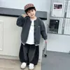 Conjunto de Roupa de Outono para Meninos 2026 Nova Moda Tendência Infantil Estilo College Jaqueta Suéter Elegante Pequeno Cavalheiro Roupas de Outono